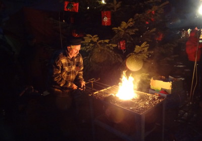 Geschmiedetes kann man auf der Altstadtweihnacht Fürth kaufen.