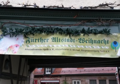 Das Banner der Altstadtweihnacht Fürth hängt und weist den Besuchern den Weg!