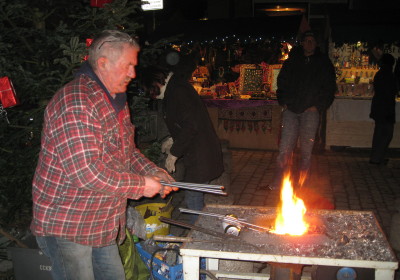 Der Schmied zeigt seine Kunst auf der Altstadtweihnacht Fürth