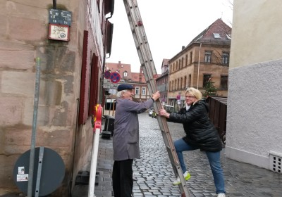 Helfende Hände beim Aufstieg in luftige Höhen.