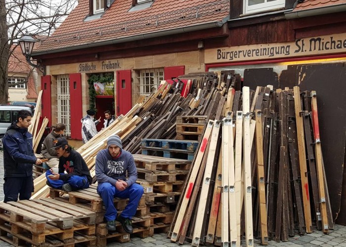 Eine kurze Pause bevor alles durch das Fenster im ersten Stock gehoben wird.