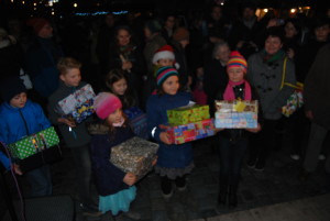 Beim Altstadtweihnachtsmarkt geben die Kinder der Klassen 4 der Grundschule Farnbach ihre Päckchen ab