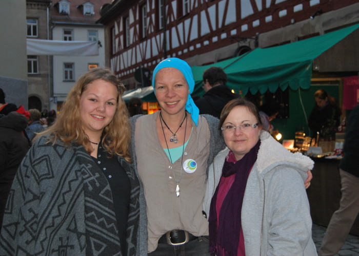 Susanne Singer beschäftigt Kinder auf der Bühne des Fürther Altstadtweihnachtsmarkt