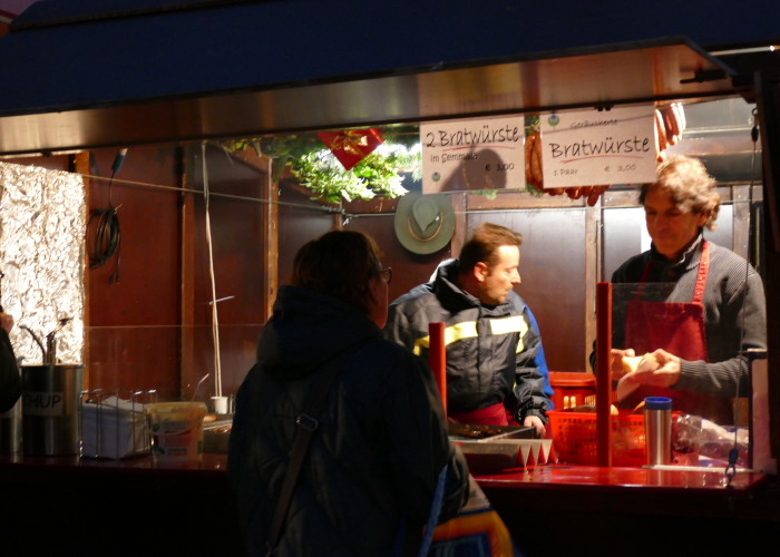 Bei Jung und Alt beliebt sind die Bratwürste auf der Fürther Altstadtweihnacht.