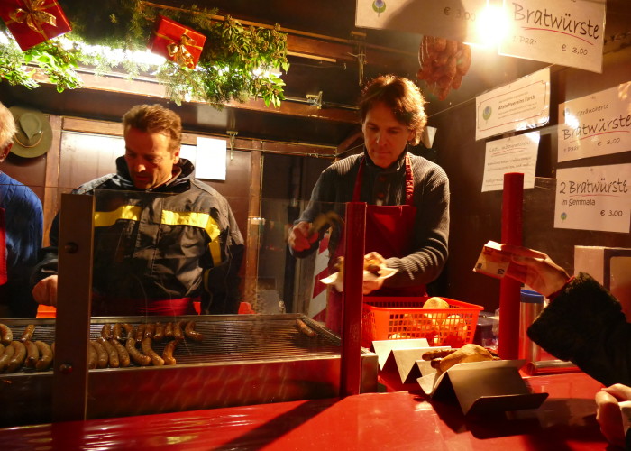 "2 Bratwürste im Semmala" gehören auf der Fürther Altstadtweihnacht immer dazu.