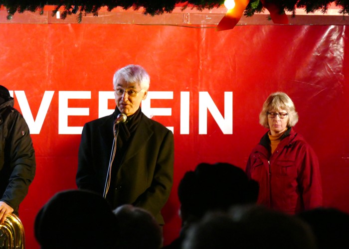 Pfarrer Volker Zuber begrüßt die Besucher und Besucherinnen auf der Eröffnung der Fürther Altstadtweihnacht.