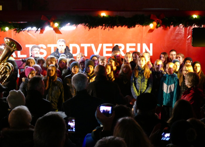 Sie sind die ersten Sänger auf der Altstadtweihnacht Fürth.