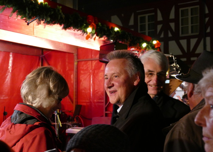 Man kennt und trifft sich auf der Fürther Altstadtweihnacht.