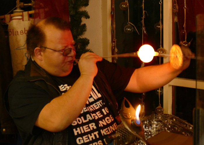 Dem Glasbläser bei der Arbeit über die Schulter zu schauen, ist seit Jahren eine besondere Tradition.