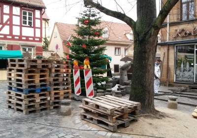 Gegen die Kälte helfen auf der Fürther Altstadtweihnacht Palletten.