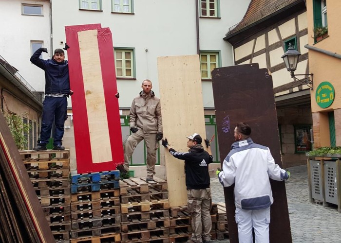 Alles muß in den ersten Stock der Freibank.