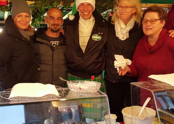 Die Kiltrunners backen Waffeln auf dem Altstadtweihnachtsmarkt.