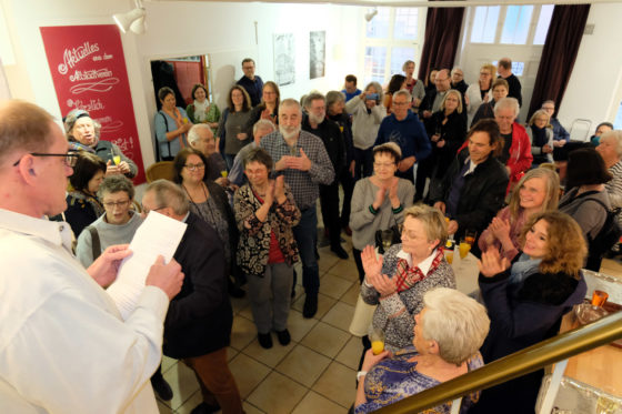 Siegfried Meiner dankt den anwesenden Helfer*innen