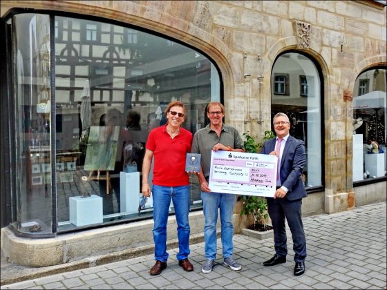 Scheckübergabe am Marktplatz 10 (v. li. n. re.): Christofer Hornstein – Beirat, Siegfried Meiner – 1. Vorsitzender, Stefan Hildner – Kassier (Foto: Friedrich Bölian)