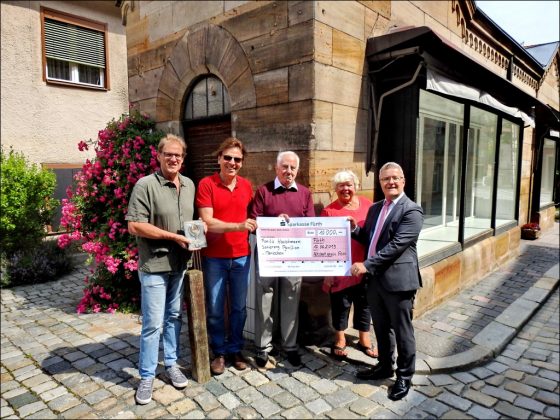 Übergabe Scheck Mariechen (v. li. n. re.): Siegfried Meiner – 1. Vorsitzender, Christofer Hornstein – Beirat, Herr Heuschmann – Eigentümer »Mariechen«, Dagmar Gebhardt – Beirätin, Stefan Hildner – Kassier (Foto: Friedrich Bölian)