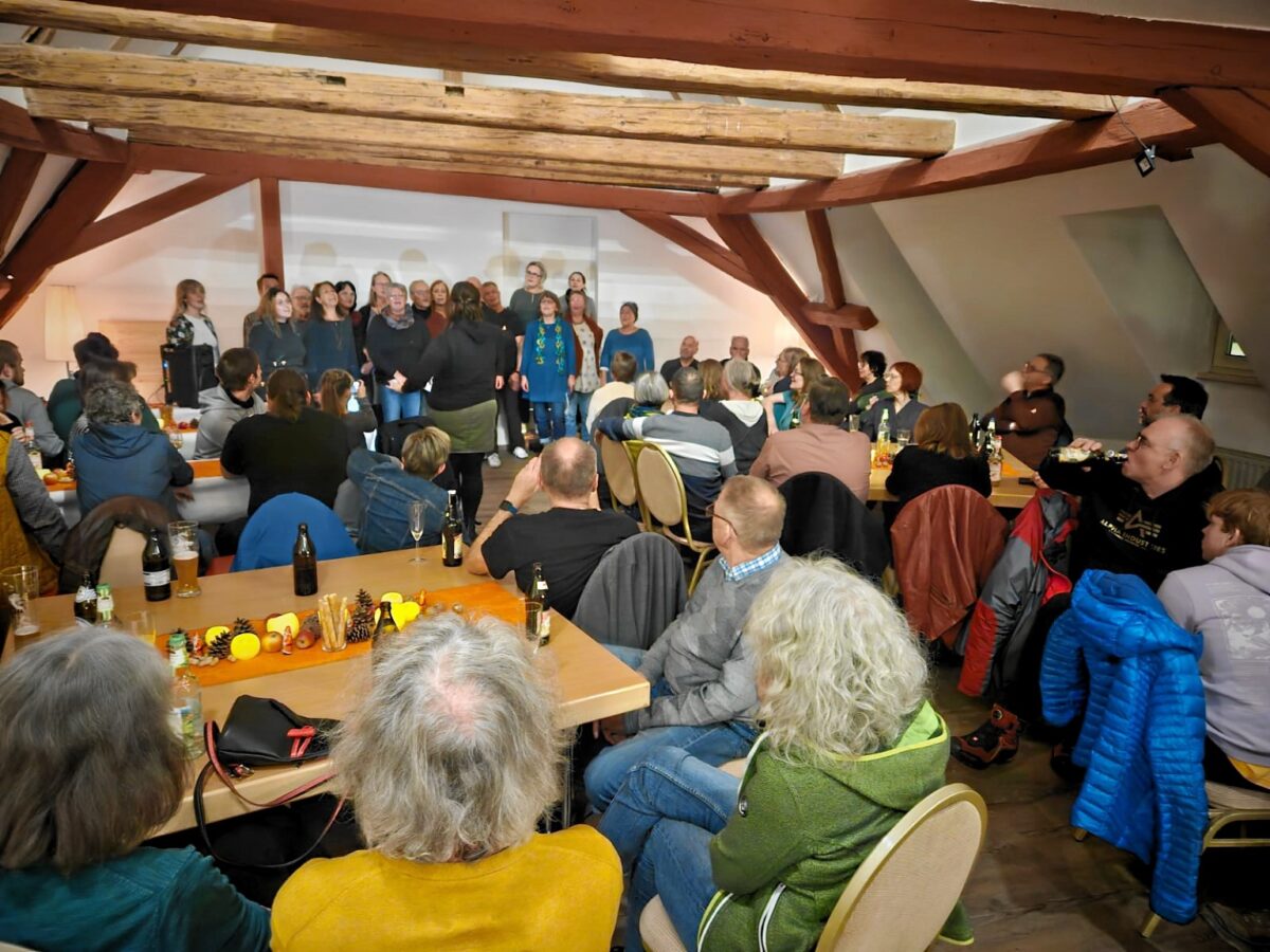 Die Vokalrunde gibt Kostproben ihres Könnens (Foto: Karin Heinzler)