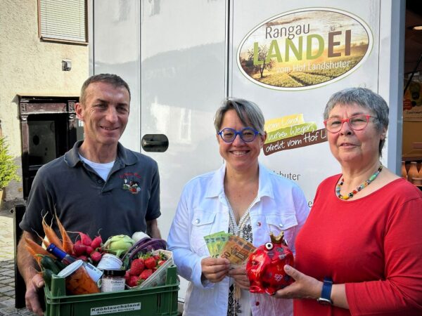 Frohe Gesichter bei der Spendenübergabe: Fritz Bauer (Bauernmarktverein), Heike Barwanietz (Krisendienst MIttelfranken), Uschi Steinkugler (Altstadtverein)