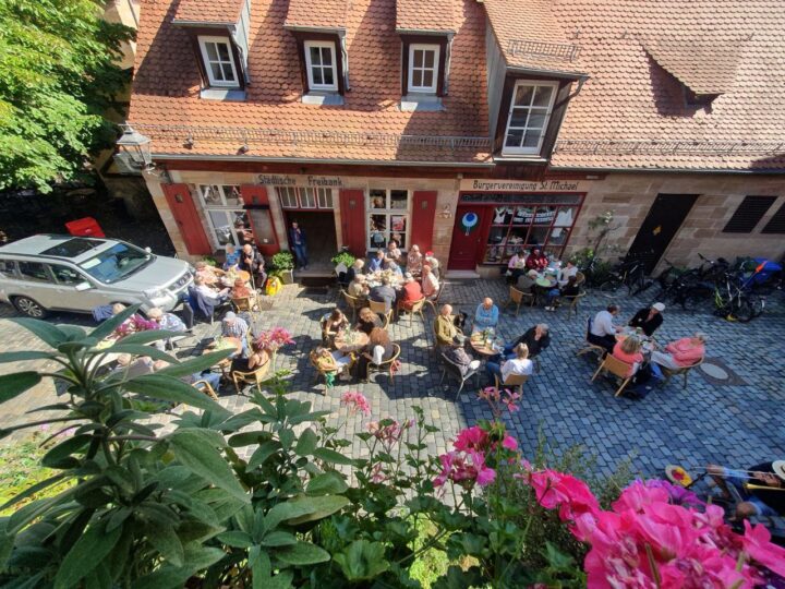 Beliebter Treffpunkt am Samstag Vormittag: Das Bauernmarkt-Café in und vor der Freibank (Foto: privat)