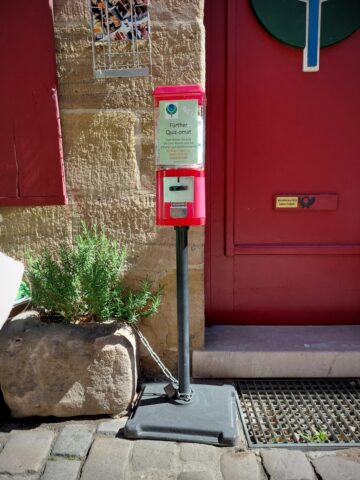 Einst Kaugummi-, jetzt Rätsel-Spender: Der Quiz-o-mat vor der Freibank (Foto: privat)