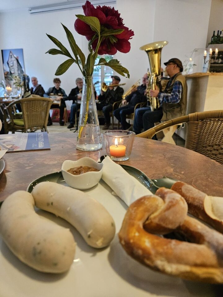 Drinnen wie draußen ein Erfolgsmodell: Der samstägliche Bauernmarkt-Treff (Foto: Siggi Meiner)